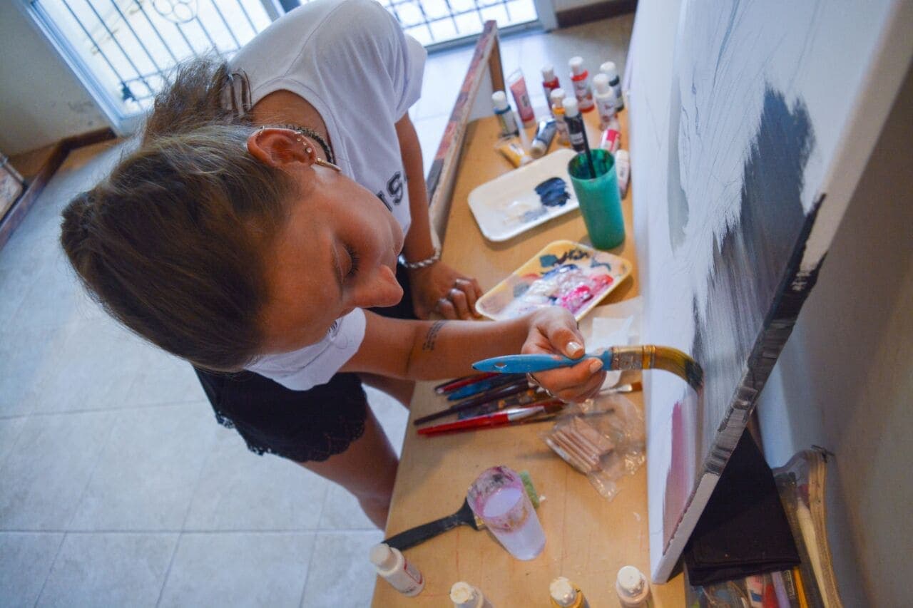 Alana Zarza Iraeta pintando en su taller