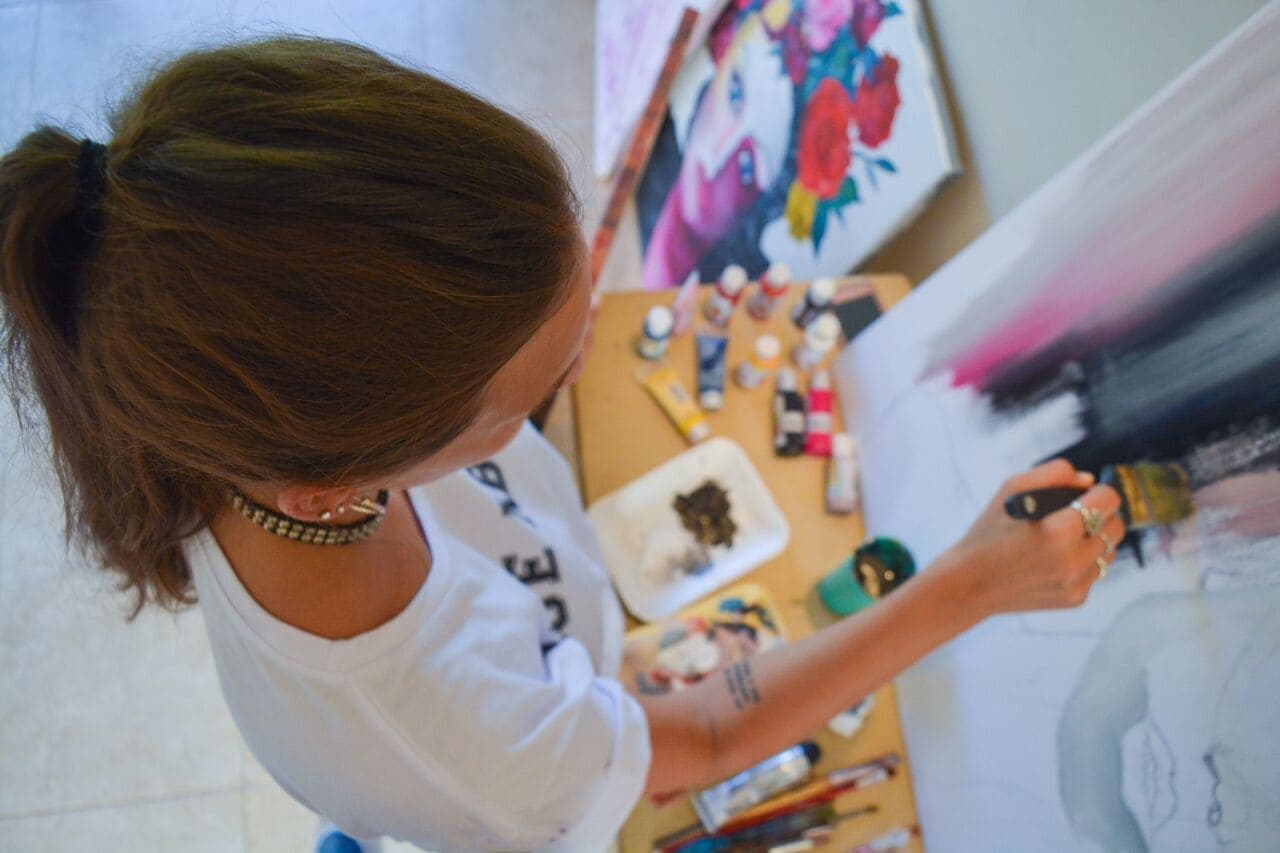 Alana Zarza Iraeta pintando en su taller